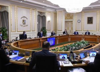 رئيس الوزراء يتواصل مع المحافظين للاطمئنان على توافر الأدوية والمستلزمات الطبية والأكسجين