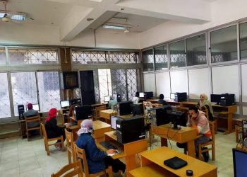 شكوى طلاب حقوق الإسكندرية من تأخير تسليم ورق الأسئلة والتجمعات آمام اللجان