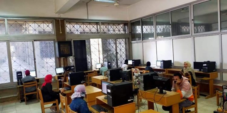 شكوى طلاب حقوق الإسكندرية من تأخير تسليم ورق الأسئلة والتجمعات آمام اللجان