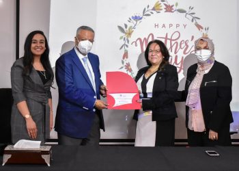 CiC تكرم أمهات الطلاب المتفوقين دراسيا ورياضيا