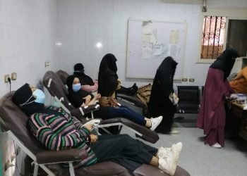 مدير مستشفى سوهاج الجامعي: ملحمة من الطلاب والمواطنين في التبرع بالدم لضحايا حادث القطار