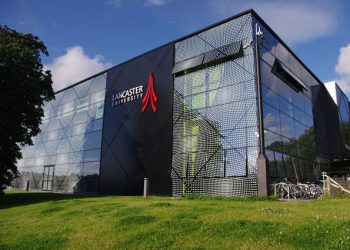 جامعة لانكستر البريطانية تقدم منحة لطلاب البكالوريوس