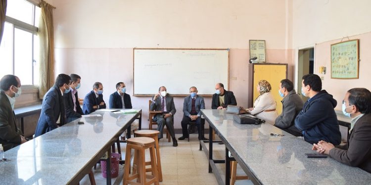 رئيس جامعة بني سويف يلتقي أعضاء هيئة التدريس بقسم الجيولوجيا بكلية العلوم