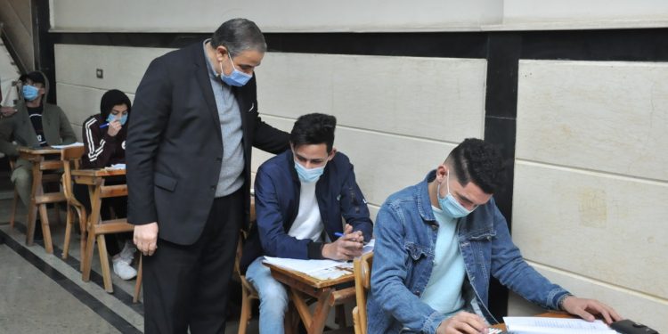 رئيس جامعة كفرالشيخ يتابع سير الامتحانات في الكليات