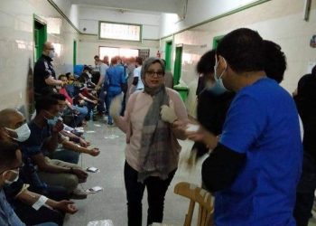 د ايمان سلامة نائب مدير المستشفى تقوم بالسحب من المتبرعين