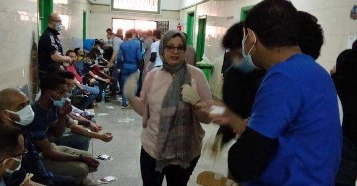 د ايمان سلامة نائب مدير المستشفى تقوم بالسحب من المتبرعين
