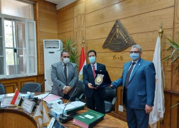 مجلس جامعة بنها يكرم عميد كلية الطب لبلوغه السن القانونية