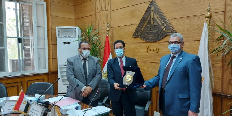 مجلس جامعة بنها يكرم عميد كلية الطب لبلوغه السن القانونية