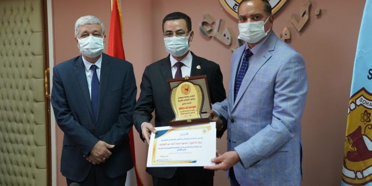 تكريم الفائزين بجوائز الدولة التقديرية والتشجيعية لعام 2020 بجامعة سوهاج