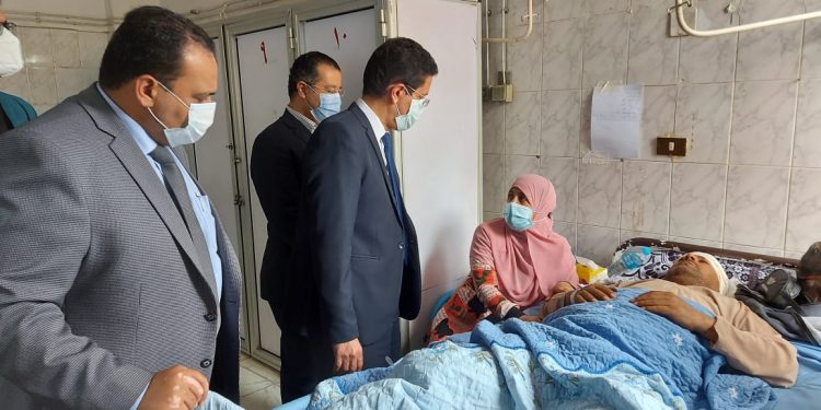 رئيس جامعة بنها يتفقد الحالة الصحية لمصابي حادث قطار طوخ