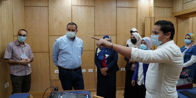 رئيس جامعة سوهاج يتفقد اللمسات النهائية لافتتاح “أستوديو الإعلام”|صور