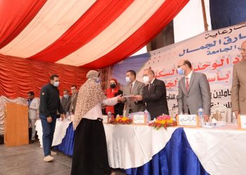 رئيس جامعة أسيوط يوزع عقود الوحدات السكنية