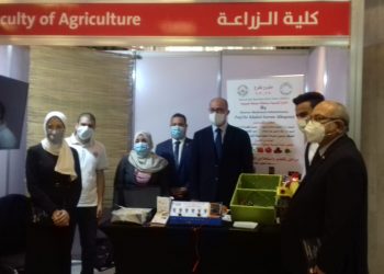 نموذج جرار يعمل بالخلايا الشمسية بدلا من البنزين في معرض "زراعة عين شمس"