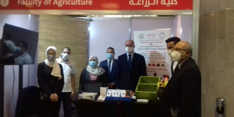 نموذج جرار يعمل بالخلايا الشمسية بدلا من البنزين في معرض "زراعة عين شمس"