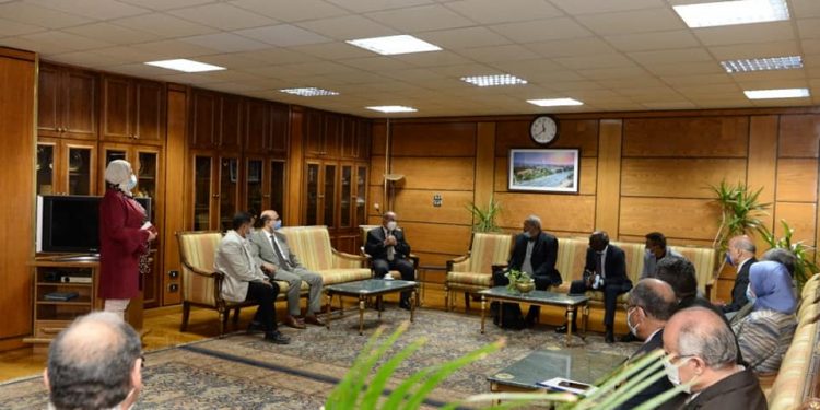 رئيس جامعة أسيوط يستقبل وفد عمداء كليات الألسن