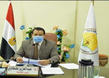 رئيس جامعة الوادى الجديد يتفقد مبنى كلية الطب