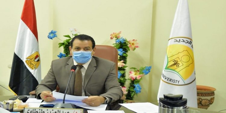 رئيس جامعة الوادى الجديد يتفقد مبنى كلية الطب