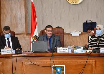 رئيس جامعة قناة السويس يُشكل لجنة لتطوير الكتاب الجامعي وتحويله إلكترونيا