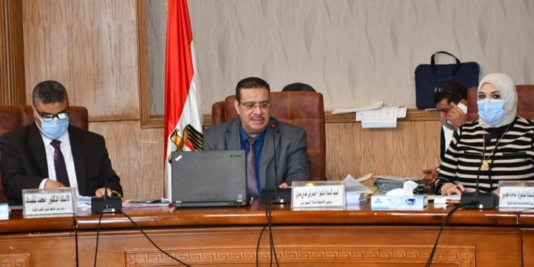 رئيس جامعة قناة السويس يُشكل لجنة لتطوير الكتاب الجامعي وتحويله إلكترونيا