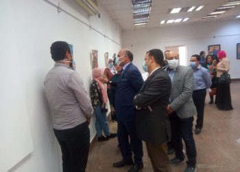رئيس جامعة الأقصر يتفقد مشروعات الطلاب بكلية الفنون الجميلة
