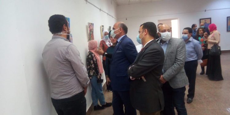 رئيس جامعة الأقصر يتفقد مشروعات الطلاب بكلية الفنون الجميلة