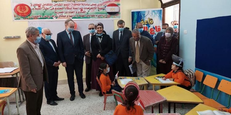 محافظ بورسعيد وسفير الاتحاد الأوروبى يتفقدان مدرسة إسماعيل القباني الإبتدائية