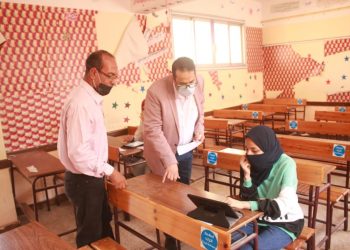 توزيع ورقة المفاهيم على طلاب الأول والثاني الثانوي خلال امتحانات إبريل