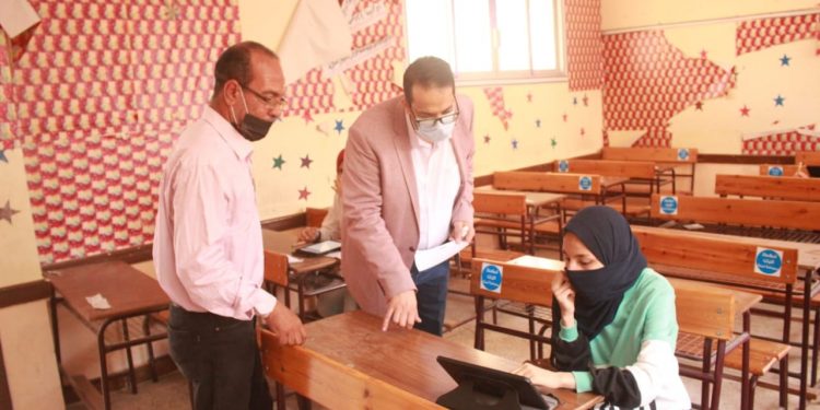 توزيع ورقة المفاهيم على طلاب الأول والثاني الثانوي خلال امتحانات إبريل