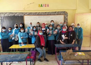 للتوعية بالجرائم الإلكترونية.. مشروع تخرج بإعلام جامعة القاهرة يزور مدرسة الطحان