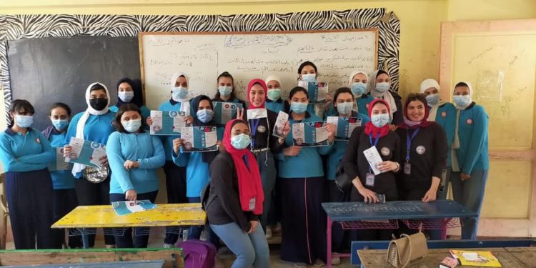 للتوعية بالجرائم الإلكترونية.. مشروع تخرج بإعلام جامعة القاهرة يزور مدرسة الطحان