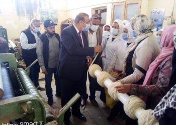 مدير تعليم مطروح يتابع الامتحان العملي لطالبات أول فصل للمشغولات الصوفية "صور"