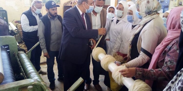 مدير تعليم مطروح يتابع الامتحان العملي لطالبات أول فصل للمشغولات الصوفية "صور"