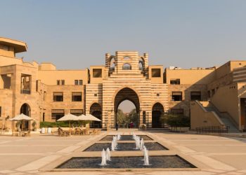 على رأسها منحة الجامعة الأمريكية بالقاهرة.. منح الجامعات في 24 ساعة