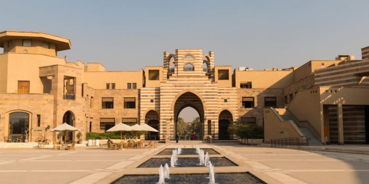 على رأسها منحة الجامعة الأمريكية بالقاهرة.. منح الجامعات في 24 ساعة