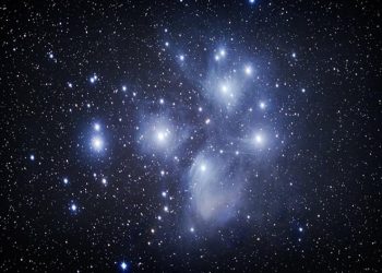 قبل حدوثها الليلة.. معلومات عن ظاهرة اقتران القمر مع الحشد النجمي