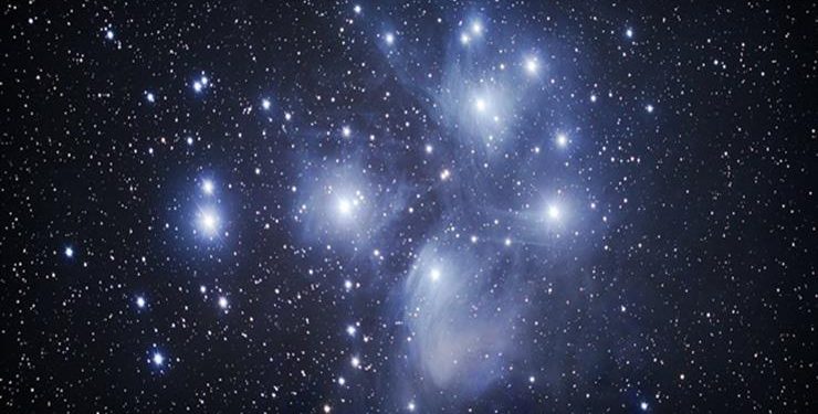 قبل حدوثها الليلة.. معلومات عن ظاهرة اقتران القمر مع الحشد النجمي