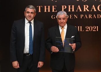 رئيس منظمة السياحة العالمية يسلم زاهي حواس شهادة تعينه سفيرا للمنظمة