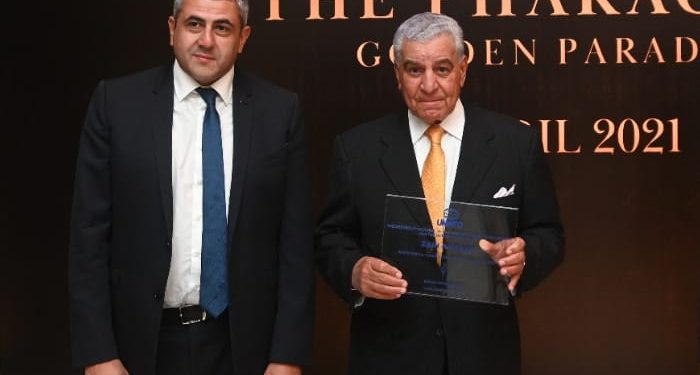 رئيس منظمة السياحة العالمية يسلم زاهي حواس شهادة تعينه سفيرا للمنظمة