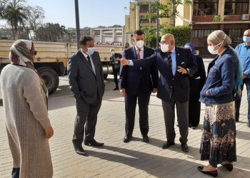 رئيس جامعة عين شمس في جولة تفقدية بكلية الآداب