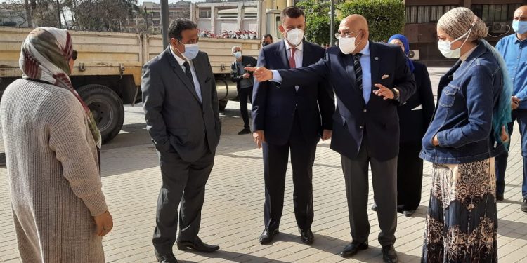 رئيس جامعة عين شمس في جولة تفقدية بكلية الآداب