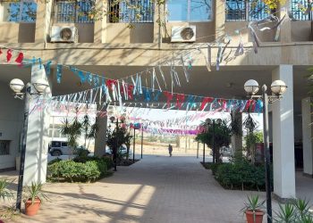 طلاب جامعة حلوان يزينونها احتفاءً بحلول شهر رمضان المبارك