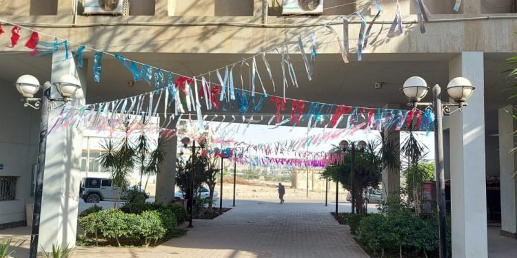 طلاب جامعة حلوان يزينونها احتفاءً بحلول شهر رمضان المبارك