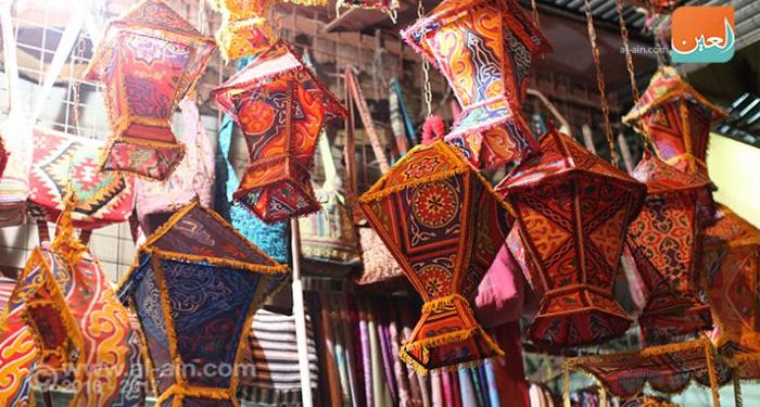 الفانوس ينير شوارع القاهرة حتى الآن ...تعرف على أصل الحكاية