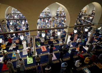 صلاة المصاب بكورونا وضعيف المناعة في المسجد «حرام»