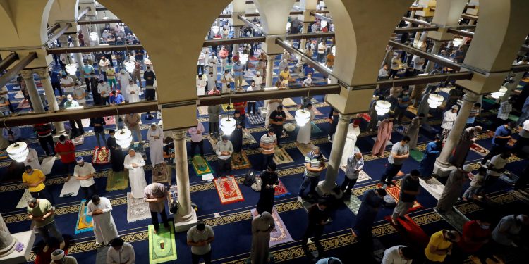 صلاة المصاب بكورونا وضعيف المناعة في المسجد «حرام»