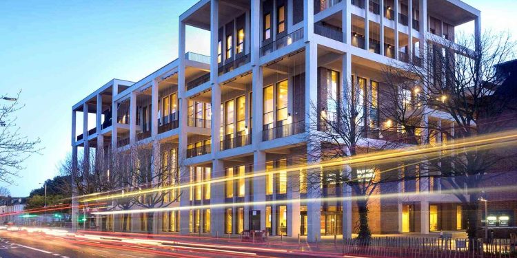 جامعة كينجستون بلندن تقدم منحة لطلاب الماجستير