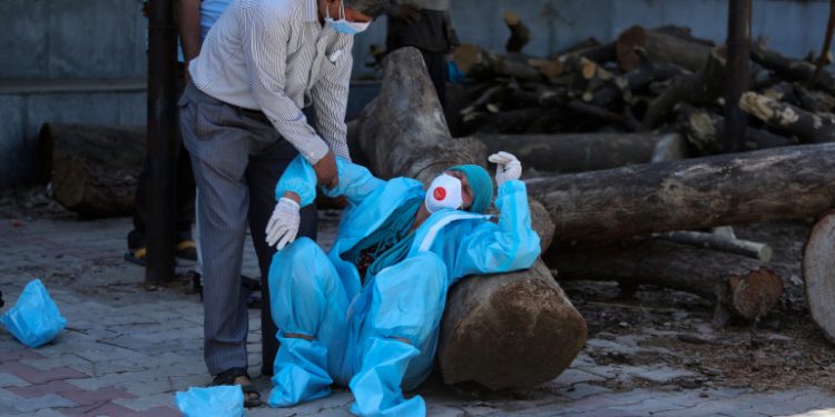 بسبب سلالة جديدة من كورونا.. الهند تعيش أسوأ لحظاتها