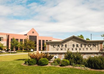 جامعة كيب بريتون الكندية تقدم منحة لطلاب البكالوريوس