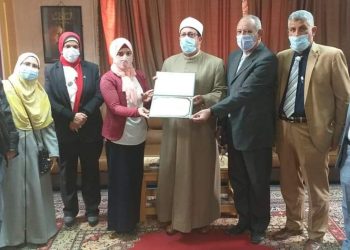 رئيس المنوفية الأزهرية يكرم الفائزة في مسابقة المعلمة القدوة