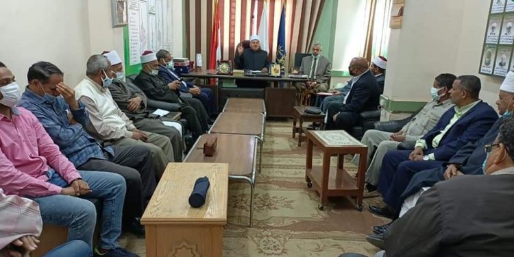 رئيس منطقة أسوان الأزهرية يعقد اجتماعا بمديري المراحل التعليمية وموجهي العموم